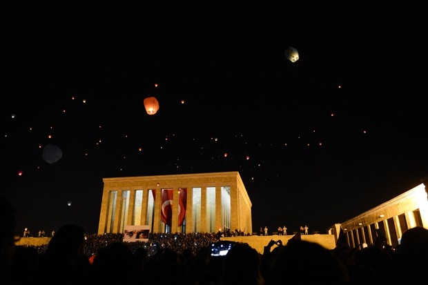 Anıtkabirden yükselen 1915 barış feneri Ankara’yı aydınlattı Foto-Galeri galerisi resim 1