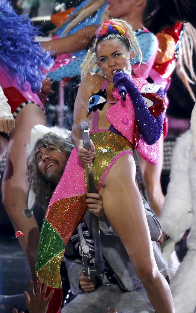 Miley Cyrus şok geçirtti Foto-Galeri galerisi resim 17