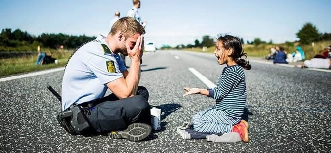 Dünya bu polisi konuşuyor! galerisi resim 1
