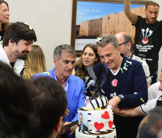 Beşiktaş şampiyonluk pastasını kesti galerisi resim 12