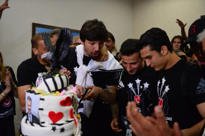 Beşiktaş şampiyonluk pastasını kesti galerisi resim 13