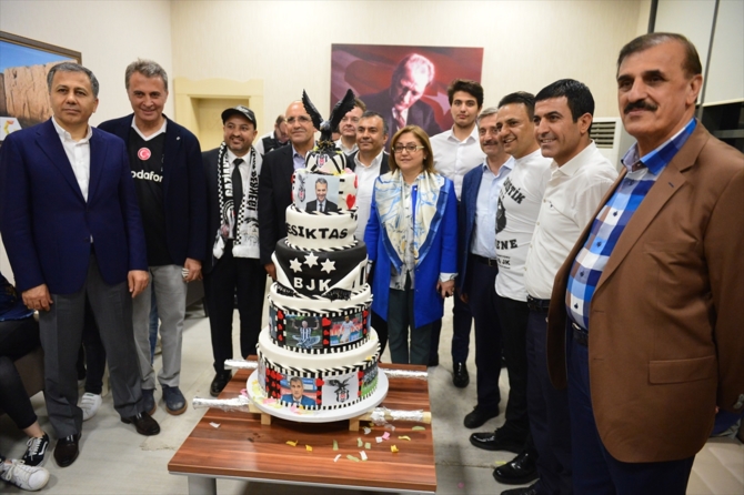 Beşiktaş şampiyonluk pastasını kesti galerisi resim 2