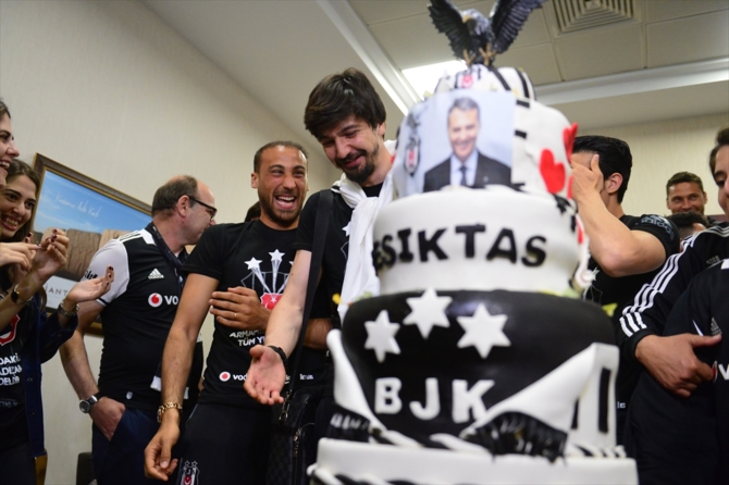 Beşiktaş şampiyonluk pastasını kesti galerisi resim 3