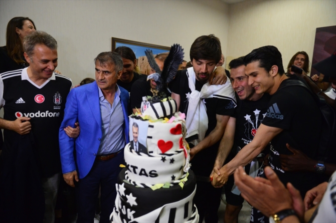 Beşiktaş şampiyonluk pastasını kesti galerisi resim 4