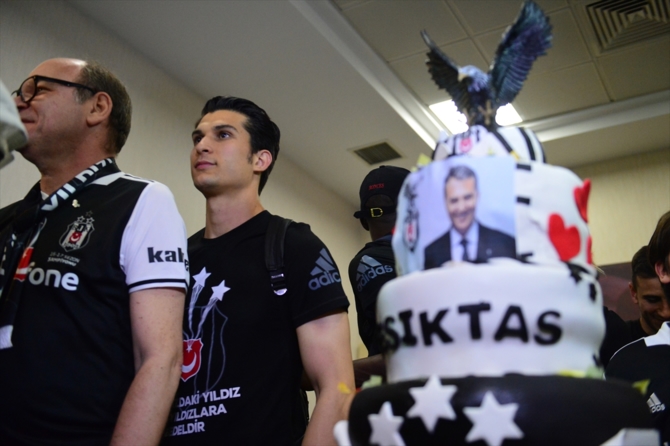 Beşiktaş şampiyonluk pastasını kesti galerisi resim 5