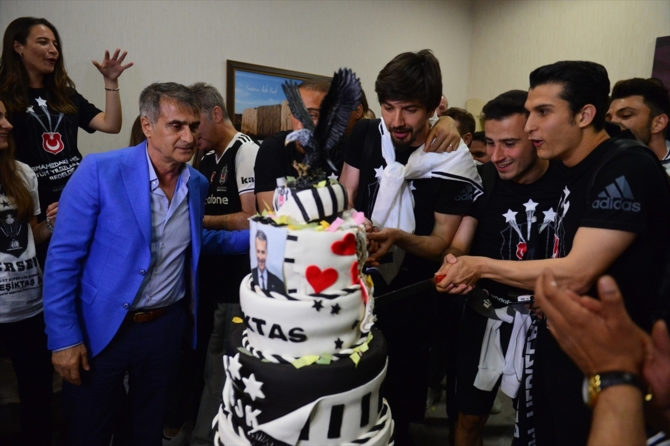 Beşiktaş şampiyonluk pastasını kesti galerisi resim 6