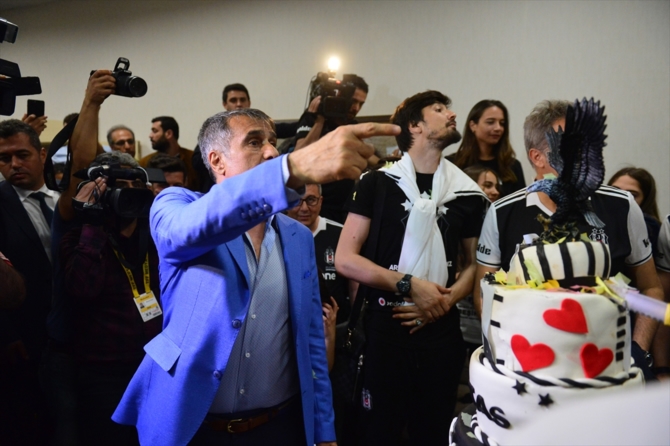 Beşiktaş şampiyonluk pastasını kesti galerisi resim 8
