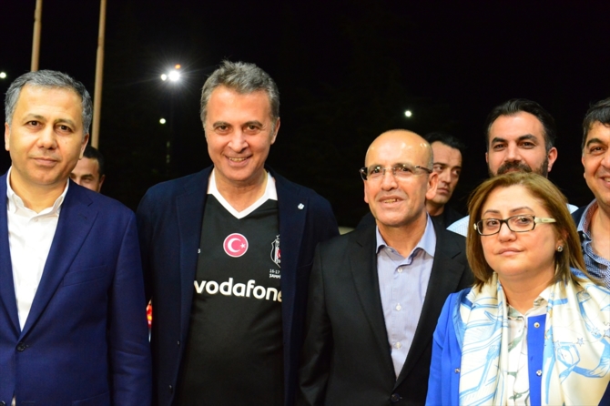 Beşiktaş şampiyonluk pastasını kesti galerisi resim 9