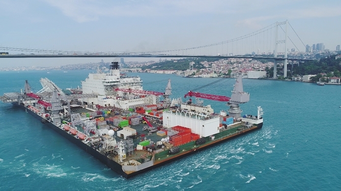 Dünyanın en büyük gemisi İstanbul Boğazı'ndan geçti galerisi resim 16