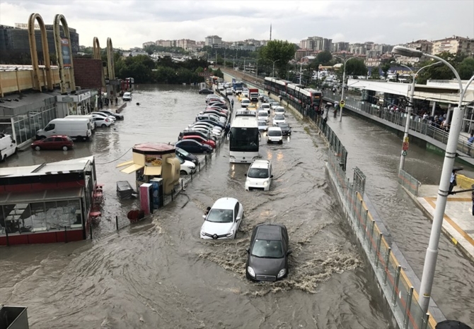 İstanbul'da sağanak yağış sonrası çekilen görüntüler galerisi resim 2