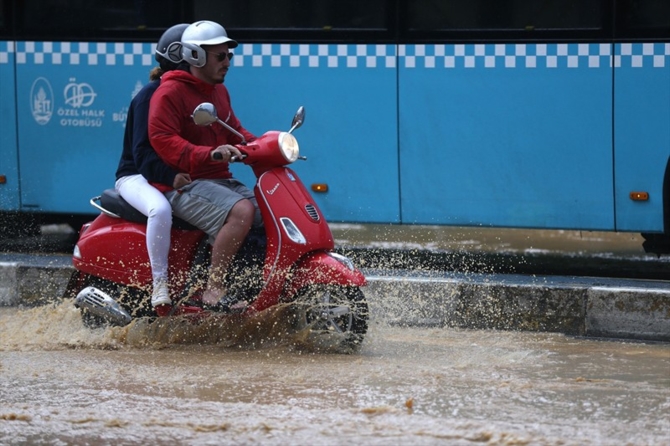 İstanbul'da sağanak yağış sonrası çekilen görüntüler galerisi resim 8