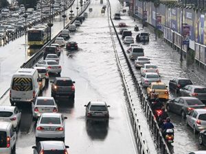 İstanbul'da sağanak yağış sonrası çekilen görüntüler