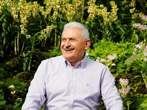 Singapur'da Binali Yıldırım'a orkide sürprizi