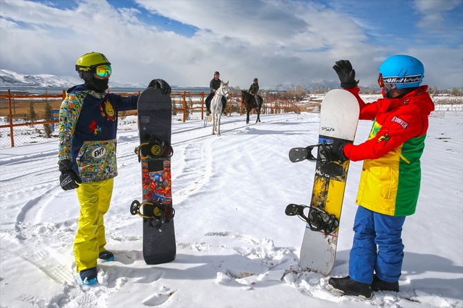 "Atlı snowboard" yapmanın heyecanını yaşadılar galerisi resim 10