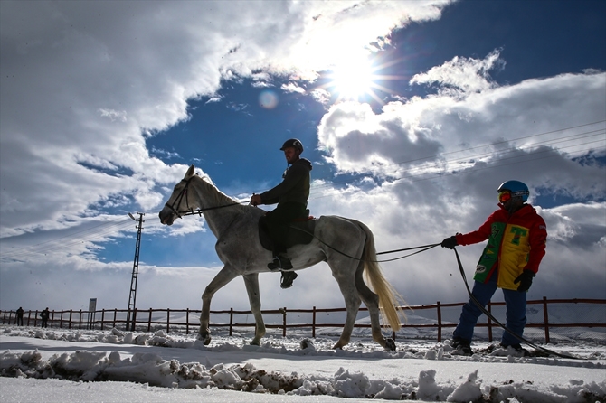 "Atlı snowboard" yapmanın heyecanını yaşadılar galerisi resim 11