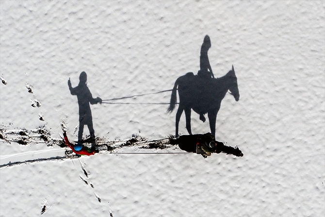 "Atlı snowboard" yapmanın heyecanını yaşadılar galerisi resim 14