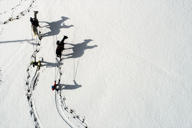 "Atlı snowboard" yapmanın heyecanını yaşadılar galerisi resim 15