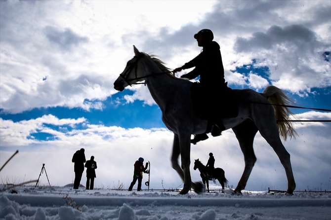"Atlı snowboard" yapmanın heyecanını yaşadılar galerisi resim 16