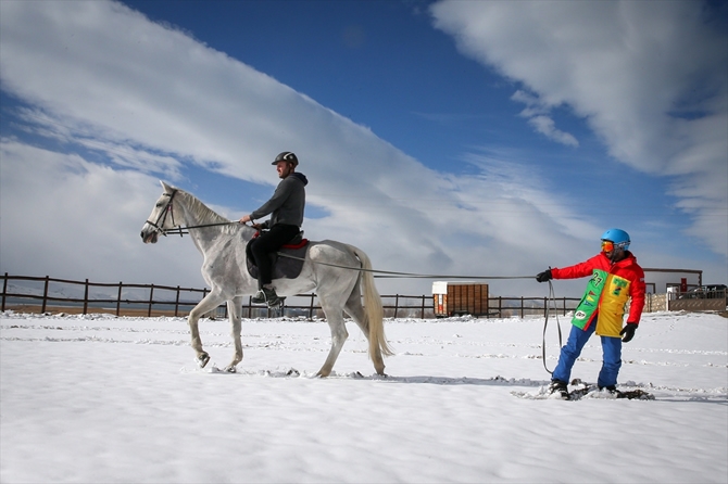 "Atlı snowboard" yapmanın heyecanını yaşadılar galerisi resim 18