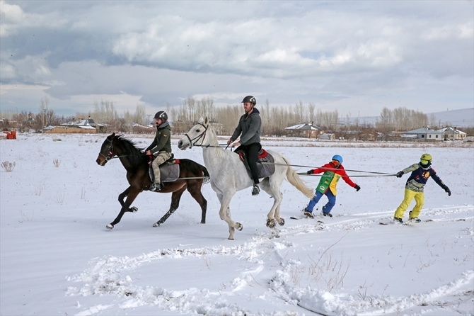 "Atlı snowboard" yapmanın heyecanını yaşadılar galerisi resim 19