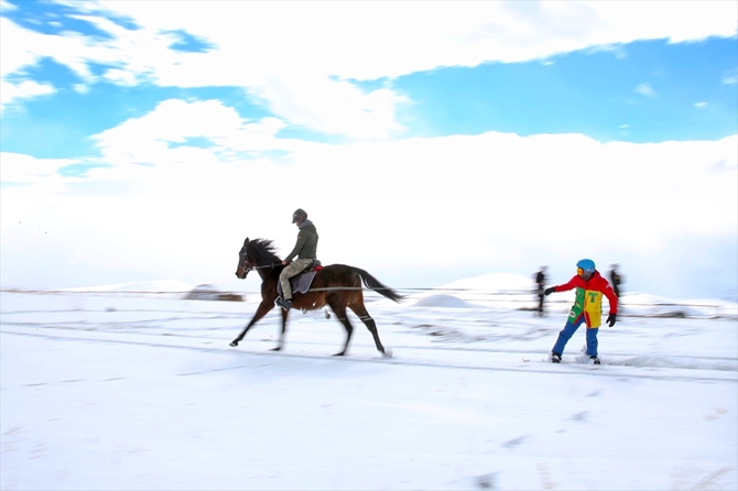 "Atlı snowboard" yapmanın heyecanını yaşadılar galerisi resim 2