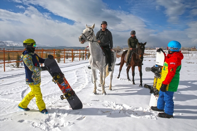 "Atlı snowboard" yapmanın heyecanını yaşadılar galerisi resim 20