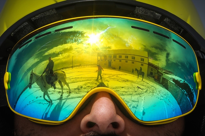 "Atlı snowboard" yapmanın heyecanını yaşadılar galerisi resim 21