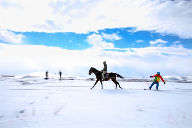 "Atlı snowboard" yapmanın heyecanını yaşadılar galerisi resim 22