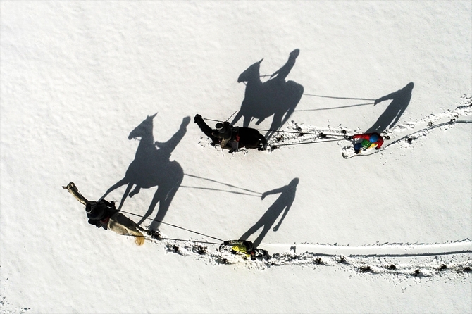 "Atlı snowboard" yapmanın heyecanını yaşadılar galerisi resim 3