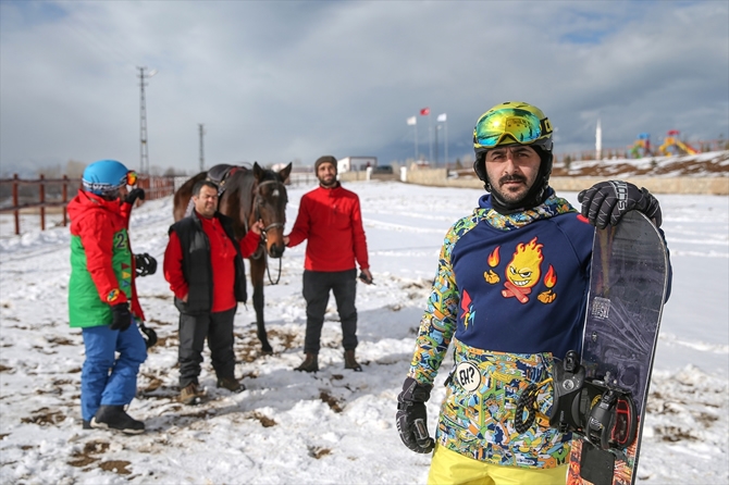 "Atlı snowboard" yapmanın heyecanını yaşadılar galerisi resim 5