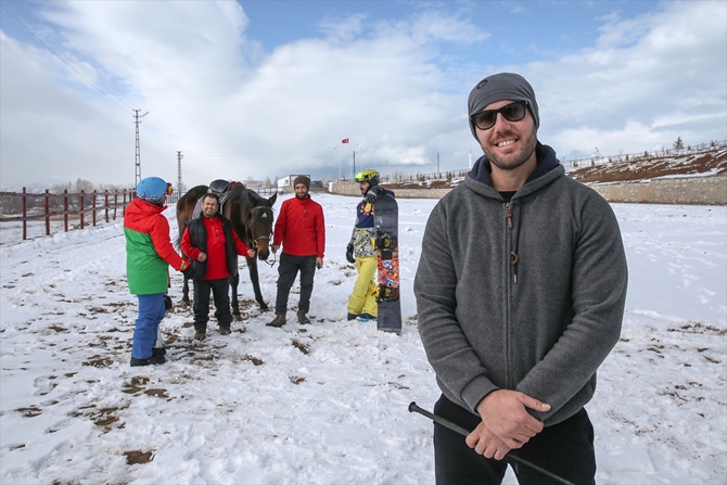 "Atlı snowboard" yapmanın heyecanını yaşadılar galerisi resim 6