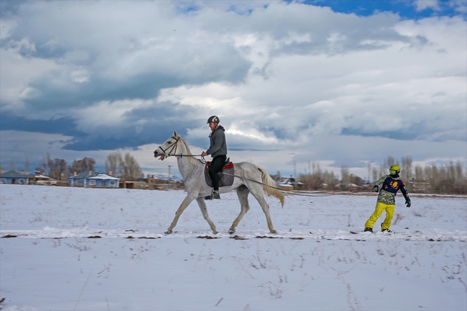 "Atlı snowboard" yapmanın heyecanını yaşadılar galerisi resim 7