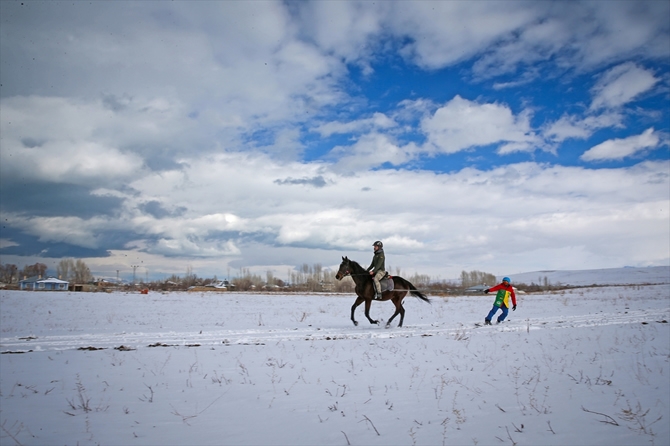 "Atlı snowboard" yapmanın heyecanını yaşadılar galerisi resim 8