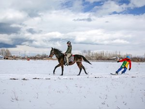 "Atlı snowboard" yapmanın heyecanını yaşadılar