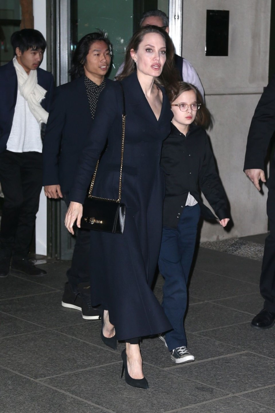 Jolie'nin kızı da erkek kıyafeti giyiyor galerisi resim 4