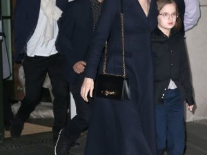 Jolie'nin kızı da erkek kıyafeti giyiyor