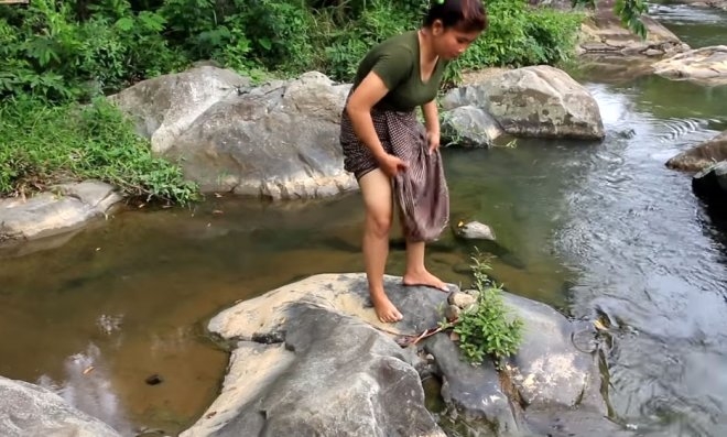 Balıkları taşla avlıyor galerisi resim 1