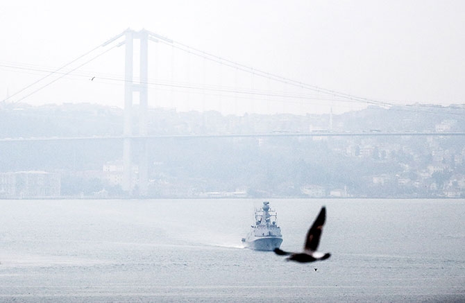 Türk Savaş Gemileri İstanbul Boğazı'ndan Geçti galerisi resim 4