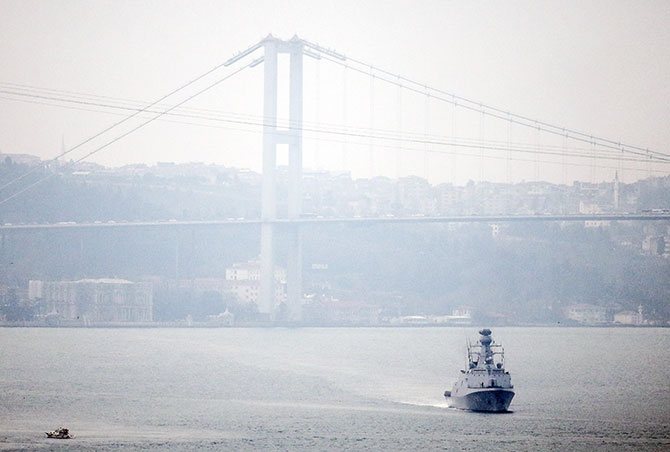 Türk Savaş Gemileri İstanbul Boğazı'ndan Geçti galerisi resim 5