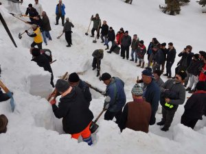 Yaz ayları için kar depoluyorlar