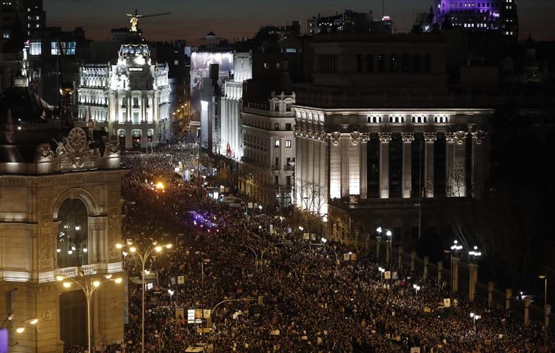 İspanyol kadınlar meydanları doldurdu galerisi resim 1