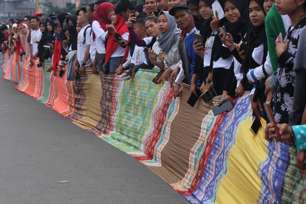 En uzun Jumputan kumaş rekoru galerisi resim 1