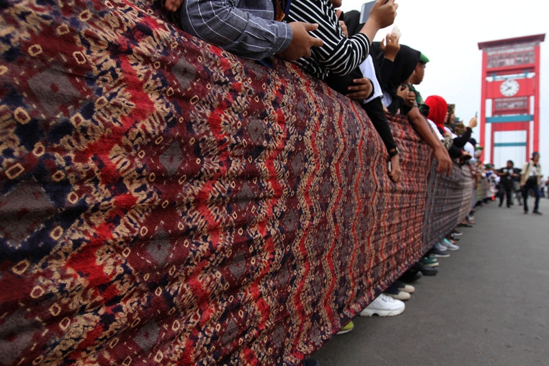 En uzun Jumputan kumaş rekoru galerisi resim 2