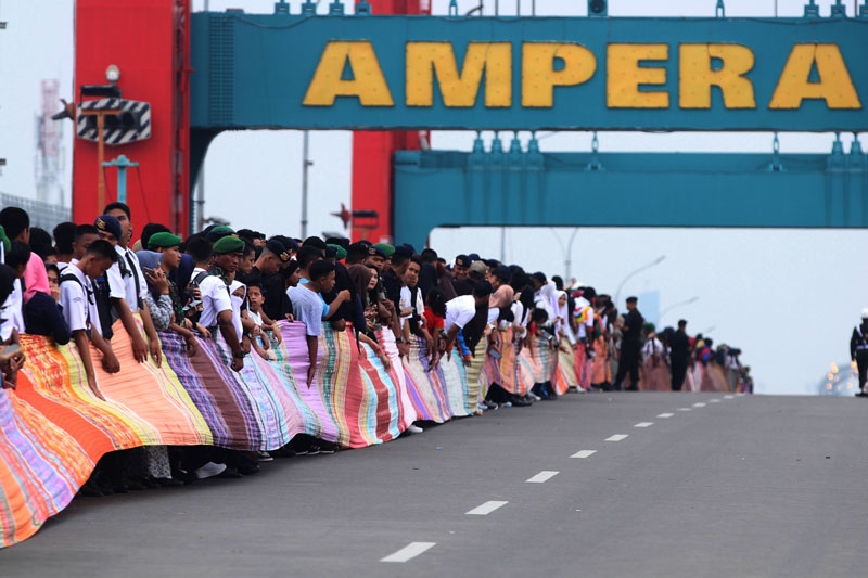 En uzun Jumputan kumaş rekoru galerisi resim 3
