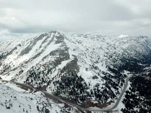 Beyaz gelinlikli Toroslar havadan görüntülendi