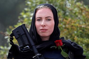 YENİ ZELANDALI KADINLAR BAŞÖRTÜSÜ TAKTILAR galerisi resim 19