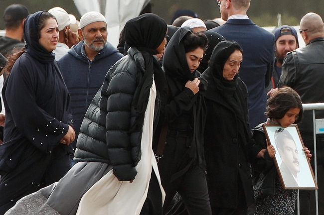 YENİ ZELANDALI KADINLAR BAŞÖRTÜSÜ TAKTILAR galerisi resim 24