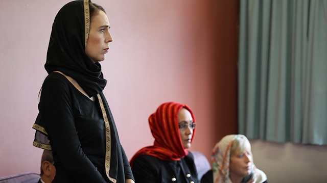 YENİ ZELANDALI KADINLAR BAŞÖRTÜSÜ TAKTILAR galerisi resim 4