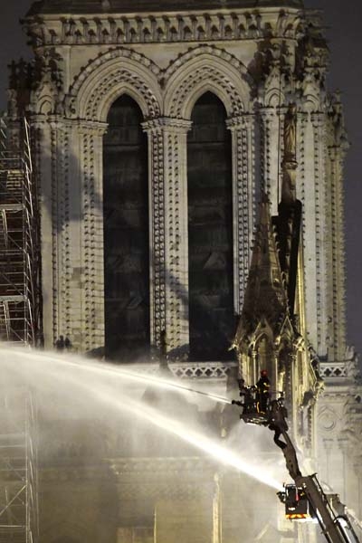 856 yıllık Notre Dame yandı galerisi resim 10