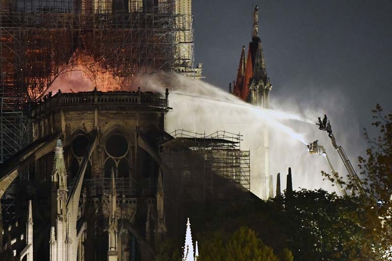 856 yıllık Notre Dame yandı galerisi resim 12
